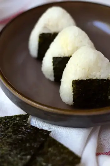 Tuna onigiri recipe - Kidspot