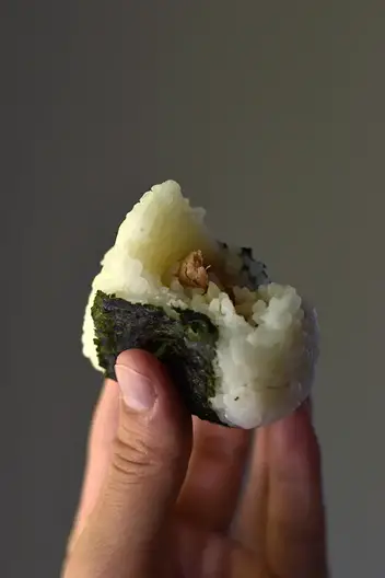 Tuna onigiri recipe - Kidspot